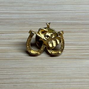 Vintage Goldtone Elephant and Two Horseshoes Pin. 1968 Gulf Oil Political Pin